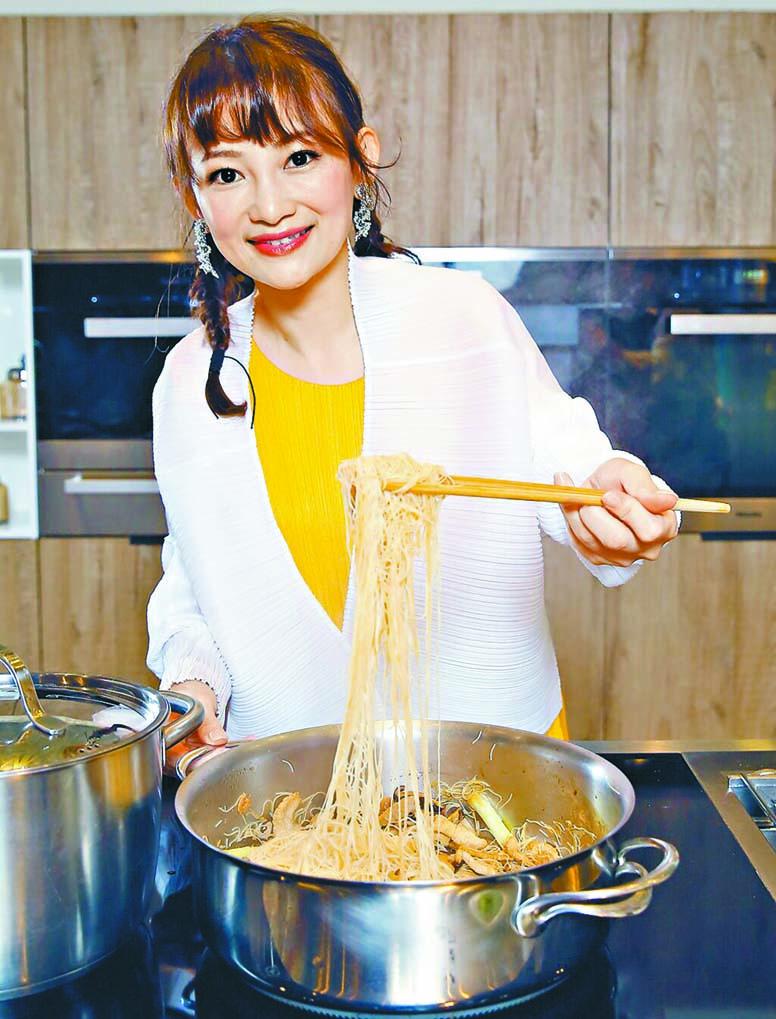 ■张涵雅享受下厨时光，开心分享
新竹的在地美味家常菜。网上图片