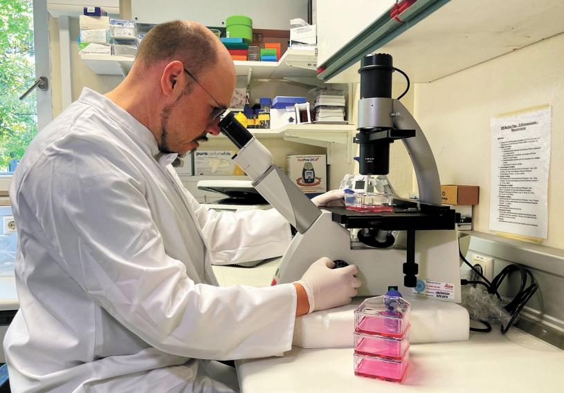 ■德国发现首例猴痘病例后，微生物研究所所长在实验室工作。路透社
