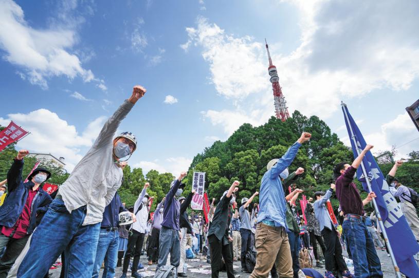 圖為日本民眾舉行集會遊行抗議拜登訪日。新華社