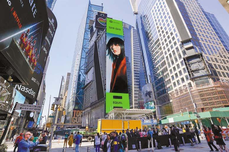 孙盛希登上纽约时报广场巨型
LED看板。 网上图片