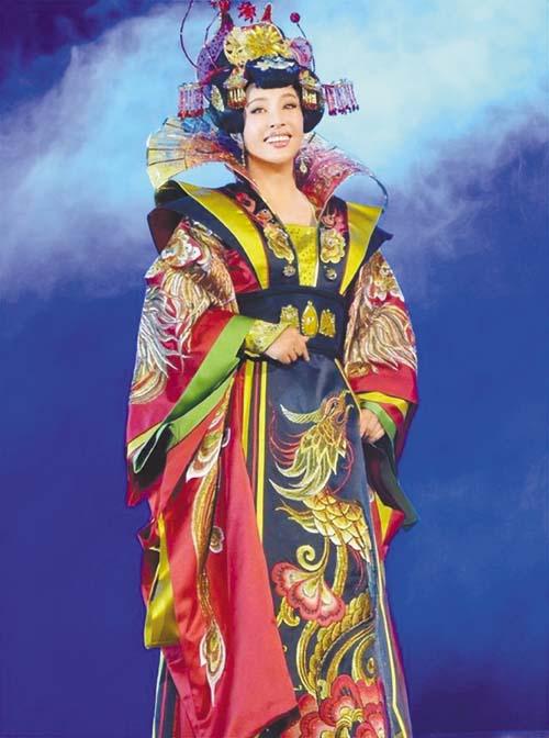 刘晓庆晒演出花絮照，身穿古装扮演
武则天，还有与工作人员一起做核酸照
（下图）。 网上图片