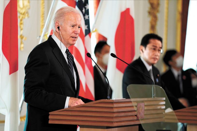 拜登（左）與日本首相23日舉行聯合記者會，他稱若北京試圖武力奪取台灣，美國將軍事保衛台灣。路透社
