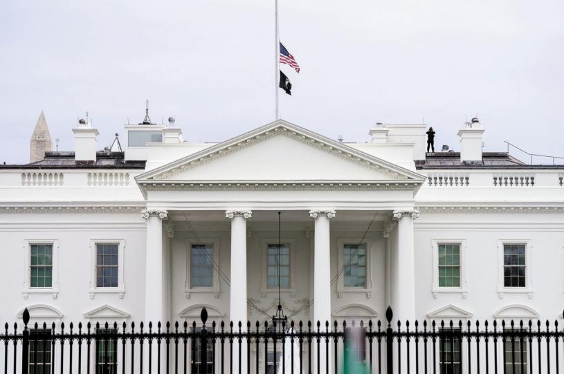 白宫降半旗致哀。美联社