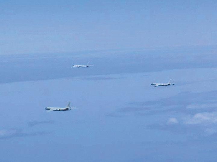 ■中俄軍機飛越日本海及東海上空。路透社