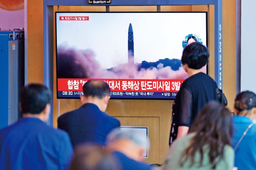 朝鮮25日試射3枚彈道導彈，引發外界關注。圖為韓國民眾觀看電視上播放的朝鮮試射導彈的新聞。美聯社