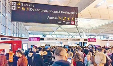 放宽控疫迎客英机场大混乱 放宽控疫迎客英机场大混乱