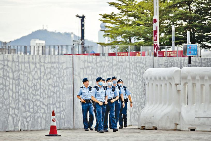 西九龍高鐵站外有大批警員巡邏。本報記者陳極彰攝