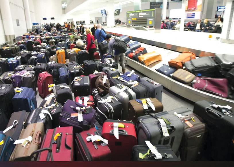 ■旅客需進行新冠檢測，導致行李認領處堆積如山。星報資料圖片