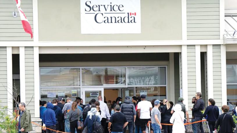 ■全國很多護照中心近日都出現排隊人龍。圖為周二魁省Laval市一中心的門外。加通社