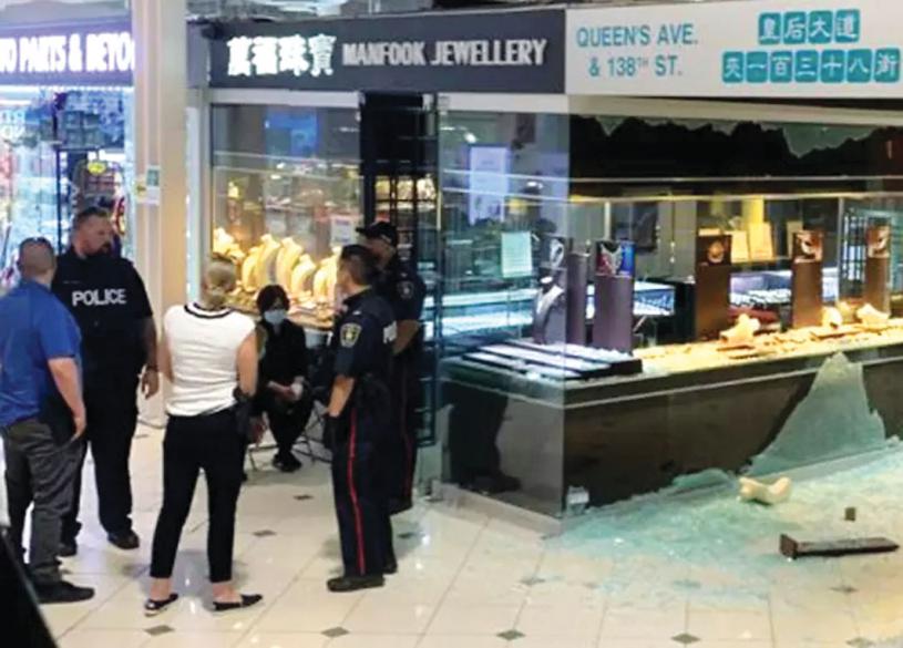 ■珠宝店面正门右侧有大片饰柜玻璃被打破。