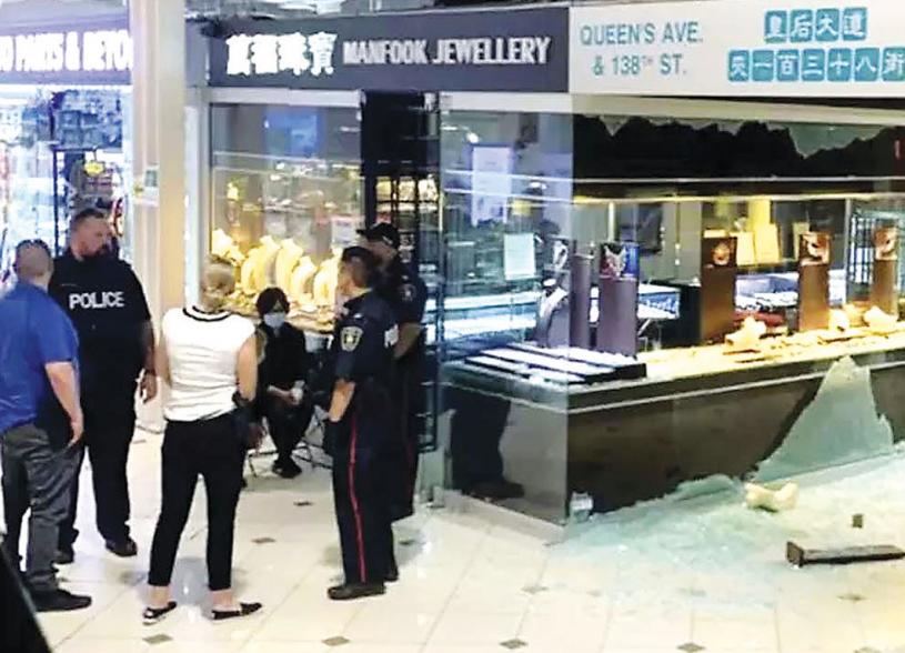 ■当日劫案后现场可见，珠宝店侧有大片饰柜玻璃被打破，部分珠宝及大量玻璃碎片散落一地。 资料图片