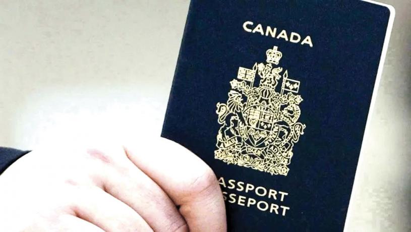 ■溫哥華女子惠特尼到愛民頓辦護照躲避排隊。資料圖片
