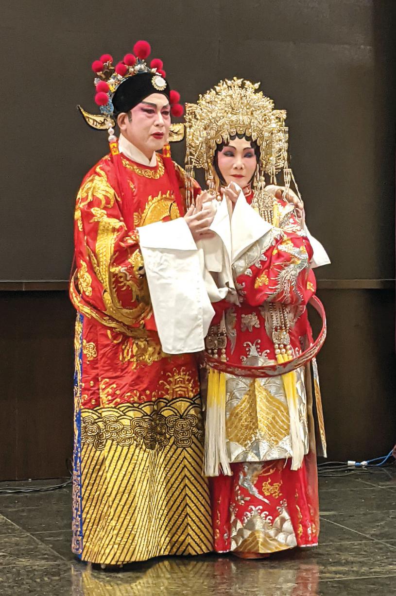 ■何燦成(左)與鄭寶蓮，示範粵劇演出《帝女花之香夭》。