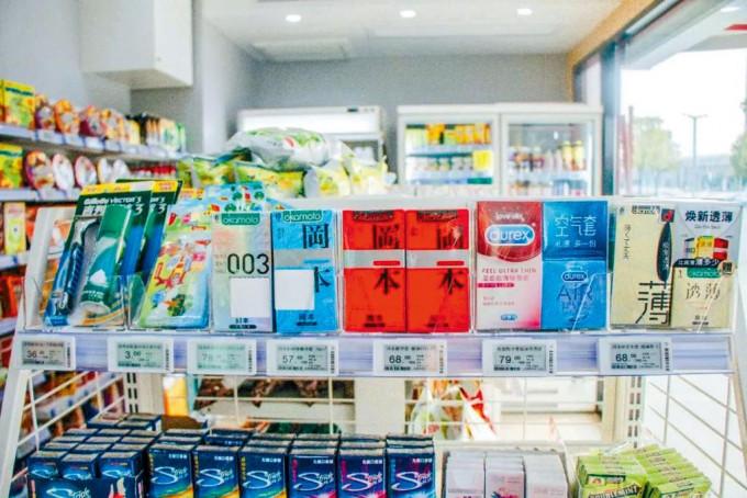 內地一家便利店售貨架上的避孕套。