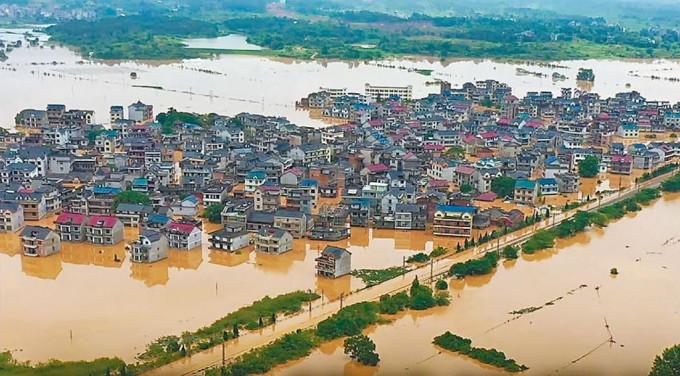 江西上饒古鎮被洪水淹蓋。