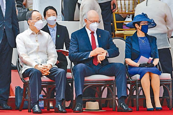 王岐山（左）出席菲律賓總統就職禮，身旁為澳洲總督赫利夫婦。