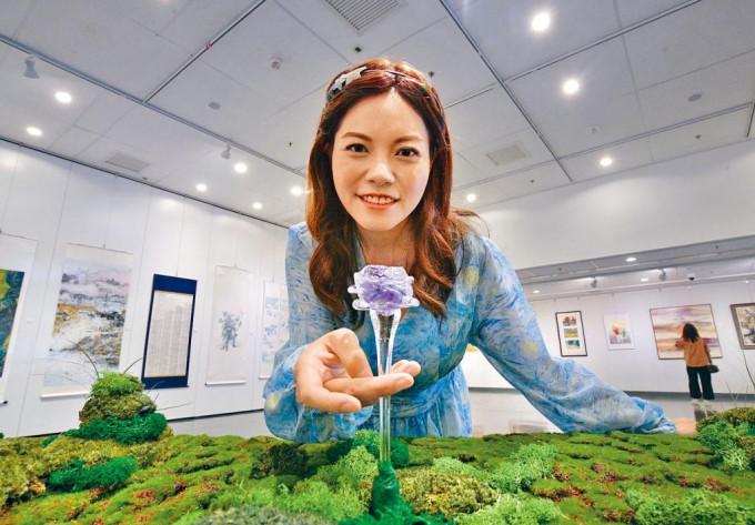 雕塑家楊嘉美展出玻璃雕塑「生如夏花」，寄予港人以正向能量跨過疫情難關。