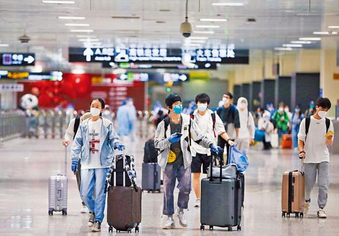 入境措施放松，多地机场回国航班大增。