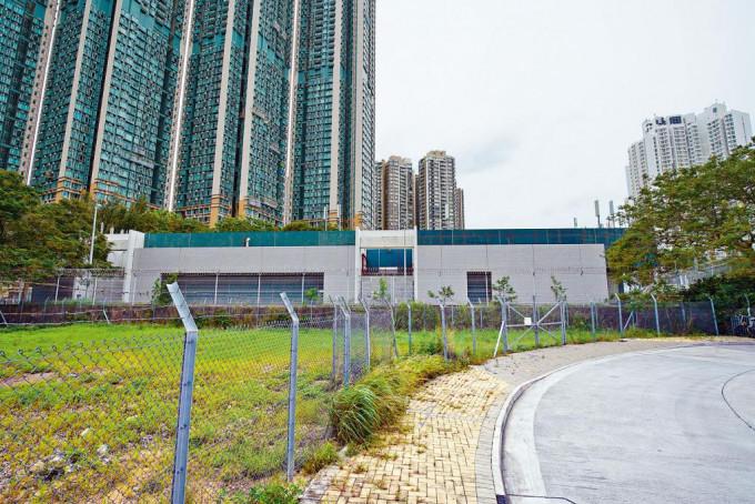 港铁东涌牵引配电站住宅项目重推招标，消息指，最新补地价大减百分之二十五，以增加吸引力。