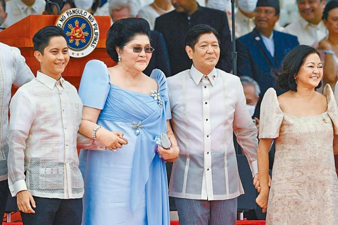 菲律賓前第一夫人艾美黛（左二）周四與家人手牽手，出席兒子小馬可斯（右二）的總統就職禮。
