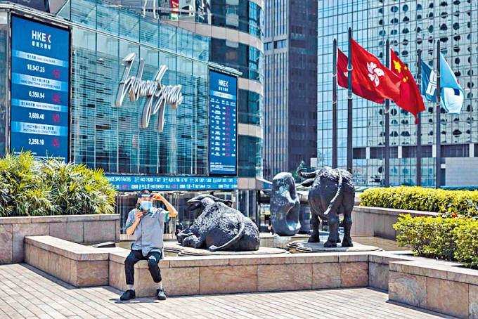 证券界人士认为，香港将迎回归25周年，相信本周港股会突破22000点关。