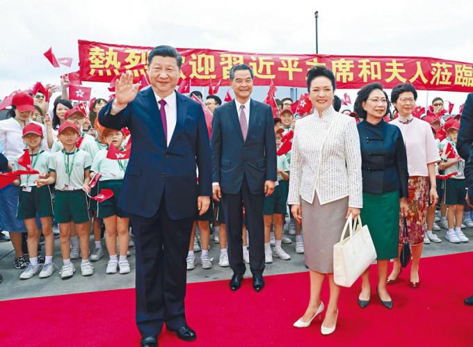 国家主席习近平与夫人彭丽媛于一七年曾亲赴香港，出席香港庆祝回归祖国大会及政府就职典礼。