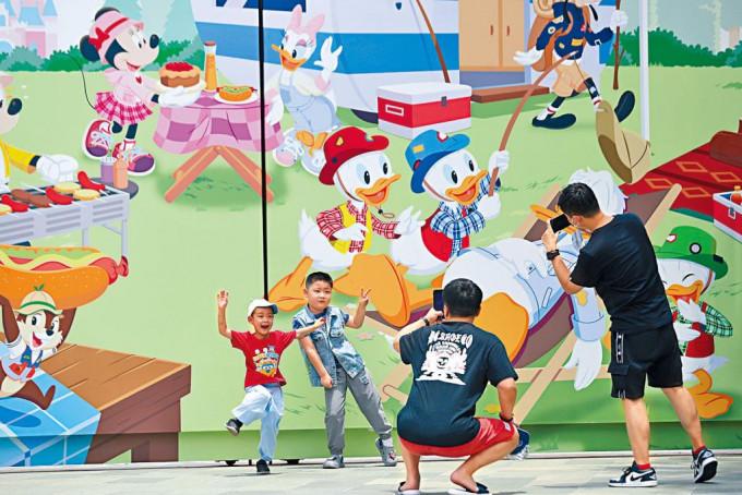 上海迪士尼小鎮於本月十六日，率先重開，民眾急不及待進場遊玩。