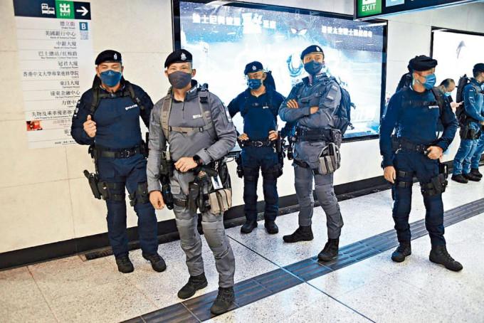 警方「反恐戰術部隊」穿上新制服在港鐵金鐘站巡邏。