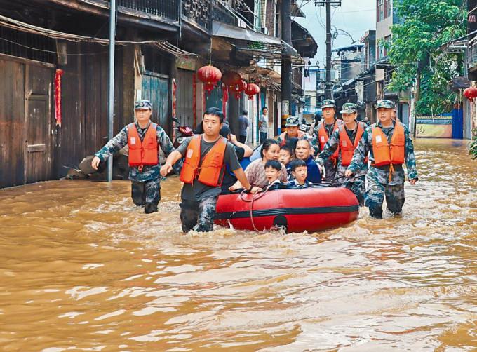 湖南永州昨日洪水入城，軍警出動解救民眾。