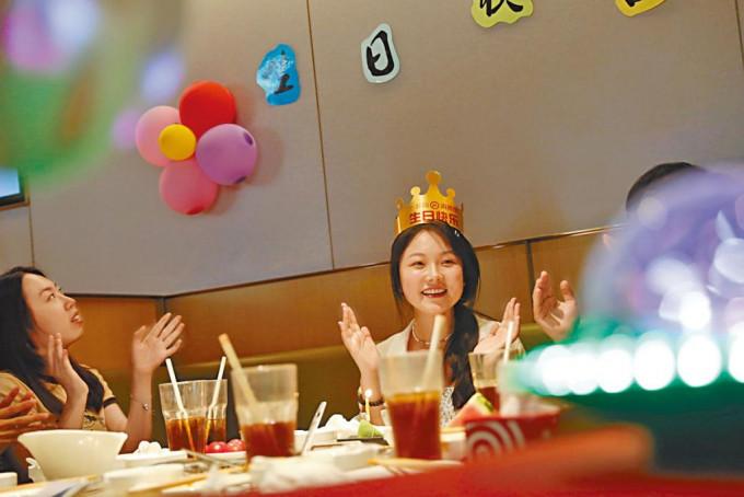 上海恢復堂食首日，食客在一火鍋店內就餐慶祝生日。