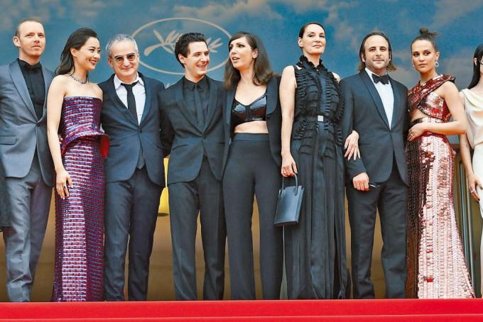 5月時，《迷離劫》在康城影展舉行首映，奧利華（左三）、陳法拉（左二）等都有現身。