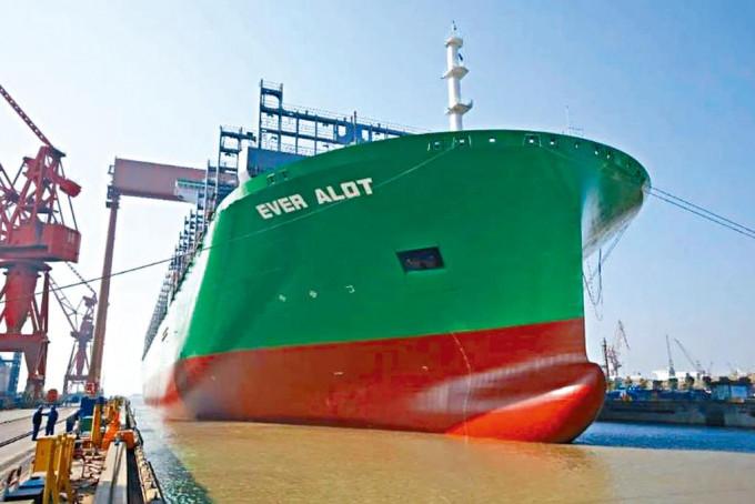 全球最大的货柜船EVER ALOT，昨天交付长荣。