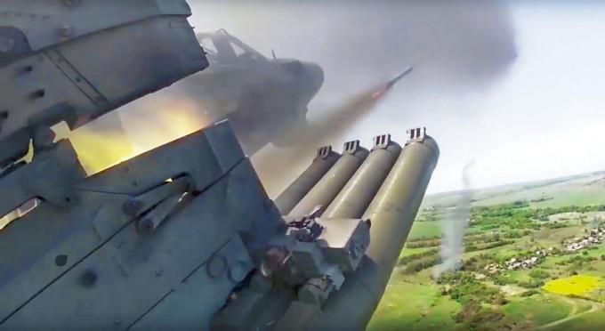 俄軍KA-52攻擊直升機上周六向烏軍目標發射火箭炮。　