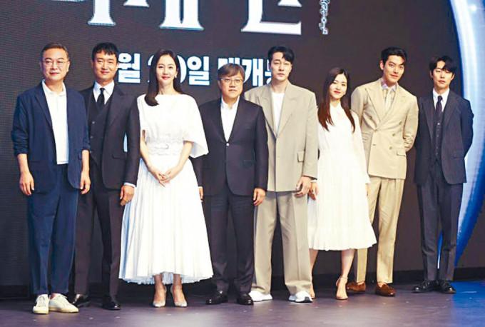 金宇彬（右二）、金泰梨（右三）等主演的《外星+人》将分上下两部上映。
