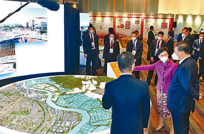 林鄭月娥昨陪同國家主席習近平視察香港科學園。