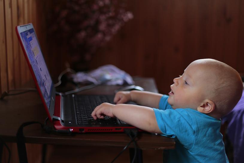 幼童发育｜婴孩接触电子产品每天不应超过1小时 防损害心智专注力发展