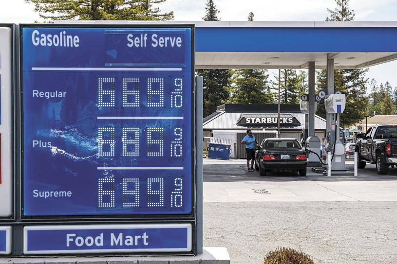美國油價漲不停，圖為加州一家加油站顯示的汽油價格。彭博社