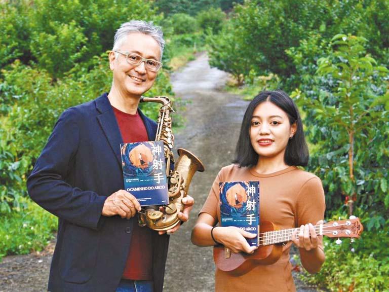 高培华（左）出道24年为达馜舞首次献唱。