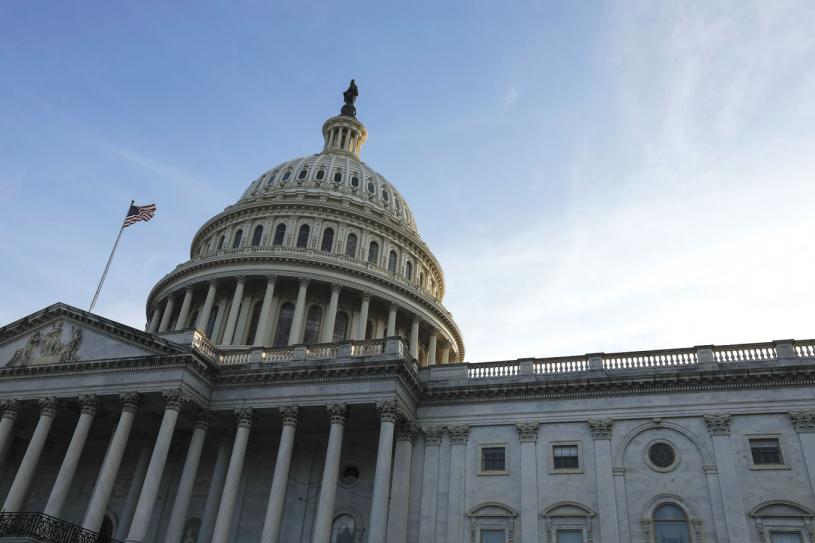 美国国会议员24日通过了近30年来第一个重大安全法规。图为国会大厦圆顶外观。法新社