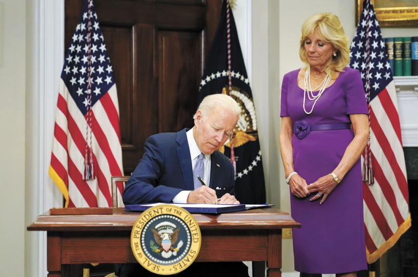美國總統拜登25日在白宮羅斯福廳簽署了《跨黨派強化社會安全法案》，第一夫人吉爾在一旁見證。美聯社