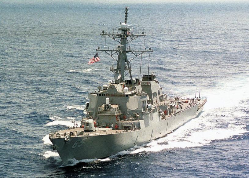 美国导弹驱逐舰“班福特号”（上图）近日经菲律宾佛得角水道进入南海。本报资料图片