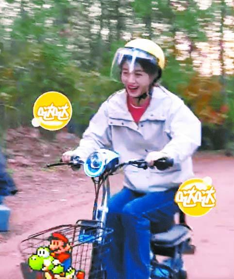 ■趙麗穎被自己騎電動車的場
景也逗笑了。 網上圖片