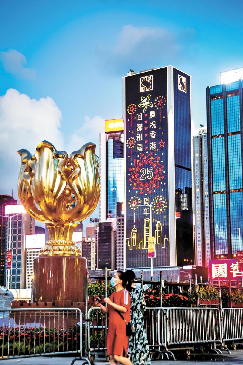 香港金紫荊廣場附近商廈亮起慶祝燈飾。中通社