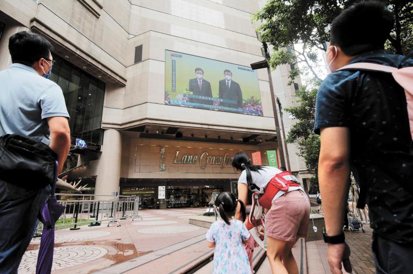 香港市民觀看特首宣誓就職儀式的現場直播。路透社