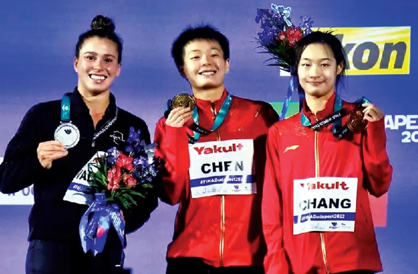 左起：禾妮爾、陳一文及張亞妮，領獎後合攝。 Getty Images