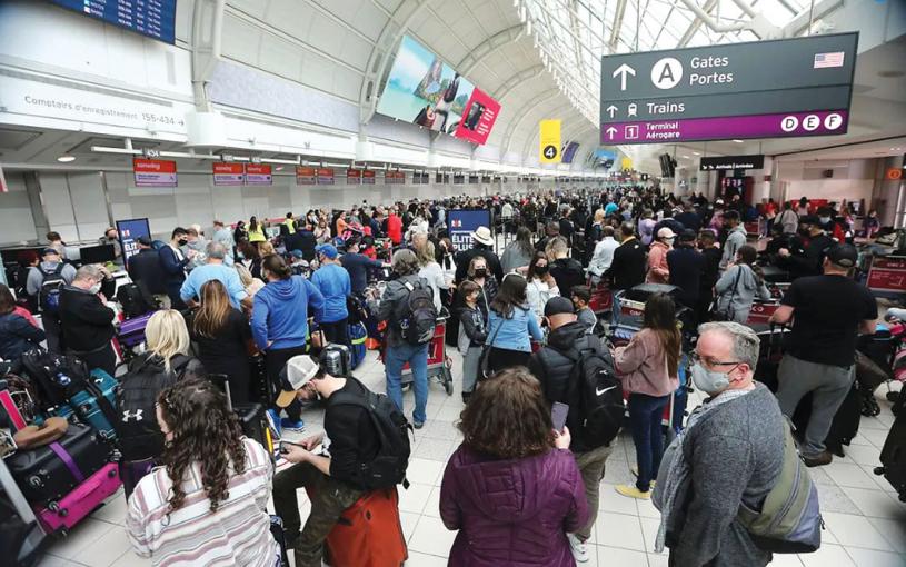 ■近期国内各大机场都有人满之患。图为多伦多皮尔逊机场早前的情况。  星报资料图片