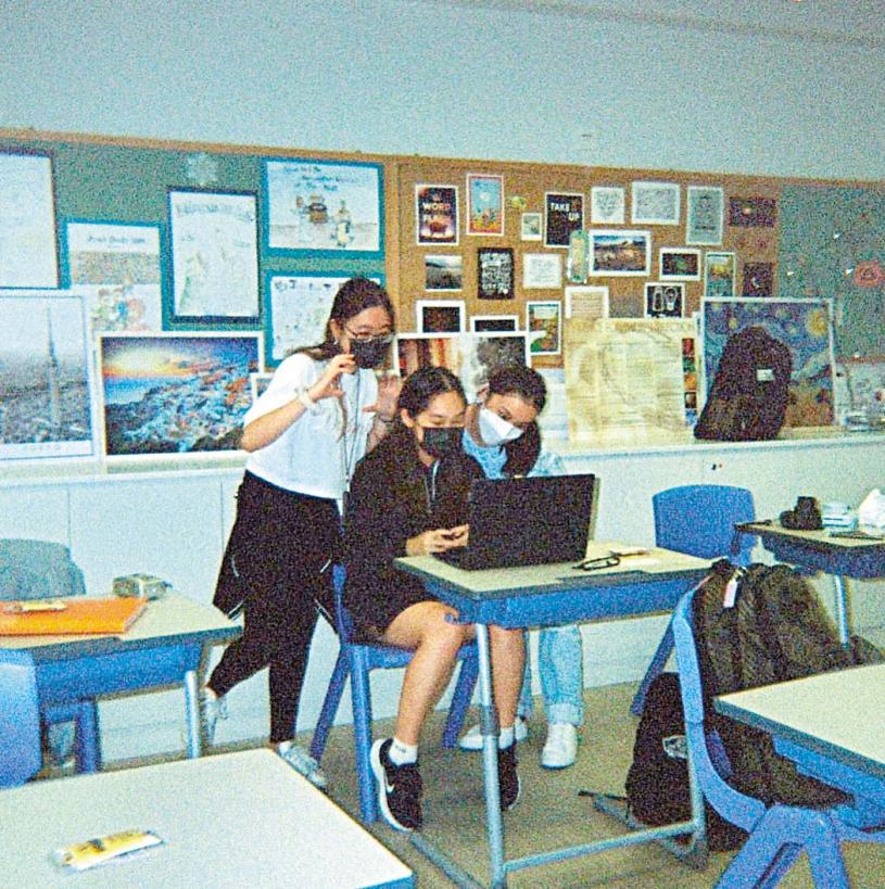 过去姚
焯菲鲜有公
开课室内的
照片。