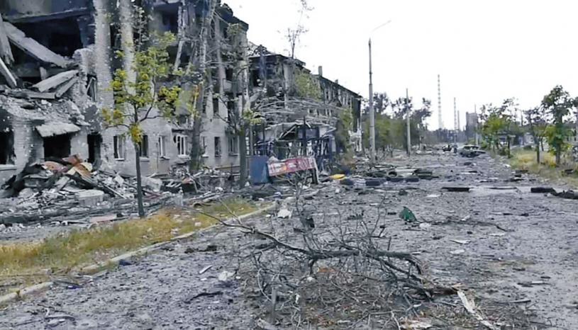 烏克蘭東部利西昌斯克市的民宅遭戰火摧毀。美聯社
