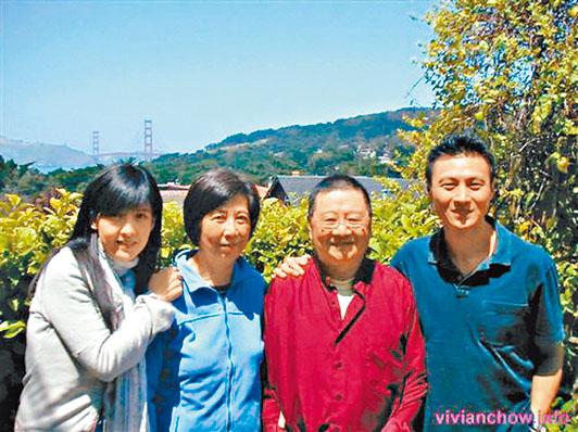 倪匡的媳妇周慧敏(左一)早年在社交平台贴上与家人的相片。右一为倪震。