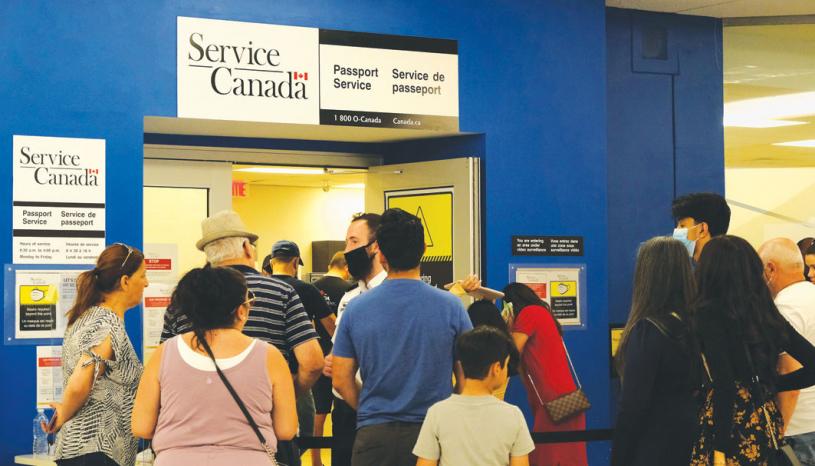 ■联邦政府采取措施，有效管理大量排队申领护照的人龙。图为密市一个加拿大服务部办事处外排队申领护照的人龙。Metroland资料图片